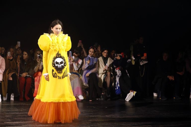 BST Viktor & Rolf: Khi meme biến thành thời trang cao cấp - Ảnh 4.