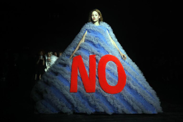 BST Viktor & Rolf: Khi meme biến thành thời trang cao cấp - Ảnh 5.