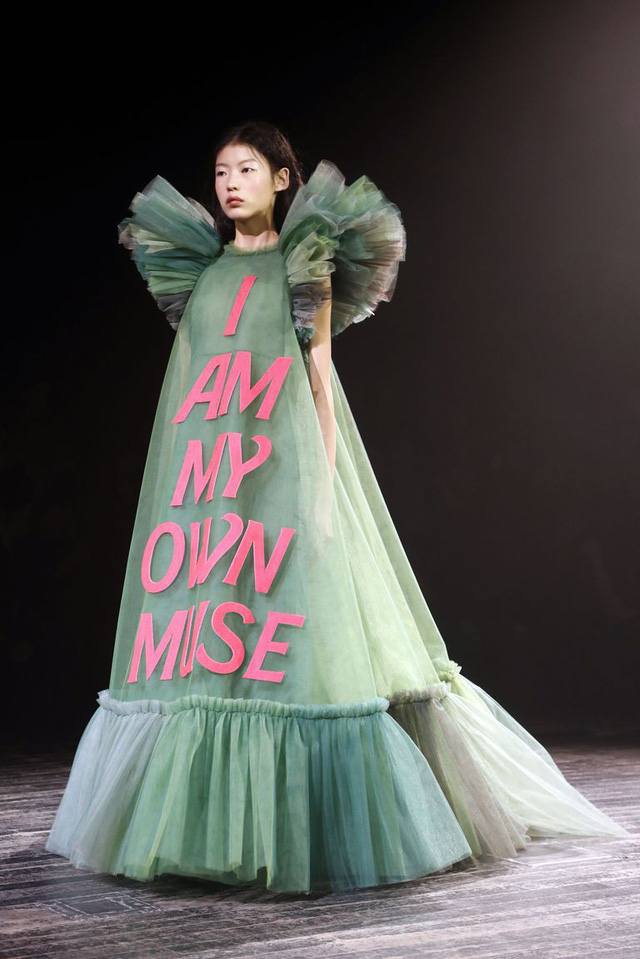 BST Viktor & Rolf: Khi meme biến thành thời trang cao cấp - Ảnh 13.