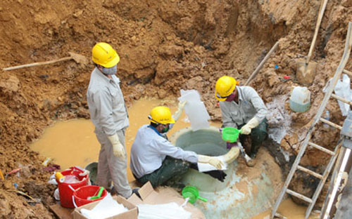 Đường ống dẫn nước sông Đà của Vinaconex liên tục bị vỡ khiến cuộc sống người dân Hà Nội bị đảo lộn.<br>