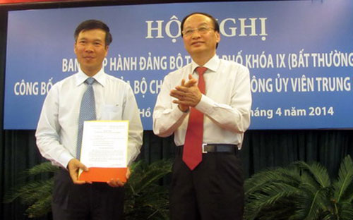 Trưởng ban Tổ chức Trung ương Tô Huy Rứa trao quyết định của Bộ Chính trị phân công ông Võ Văn Thưởng (bên trái) làm Phó bí thư Thành uỷ Tp.HCM.<br>