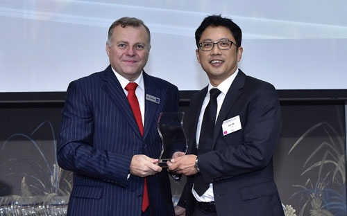 Ông Fung Kai Jin, Phó tổng giám đốc VPBank - Giám đốc Khối Doanh nghiệp vừa 
và nhỏ nhận giải thưởng giải “Dịch vụ ngân hàng vừa và nhỏ tốt nhất 
Việt Nam 2015” tại Singapore.