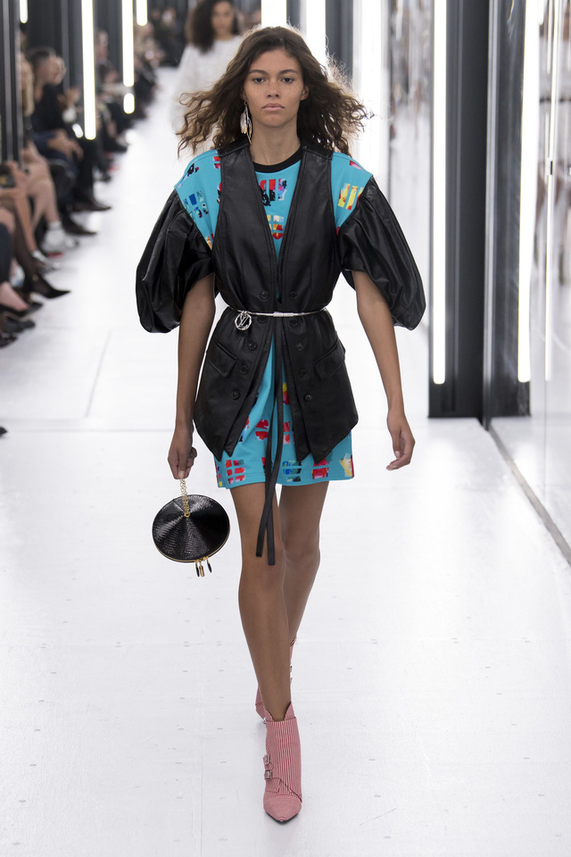BST Xuân – Hè 2019 của Louis Vuitton: cái nhìn tươi sáng về tương lai - Ảnh 9.