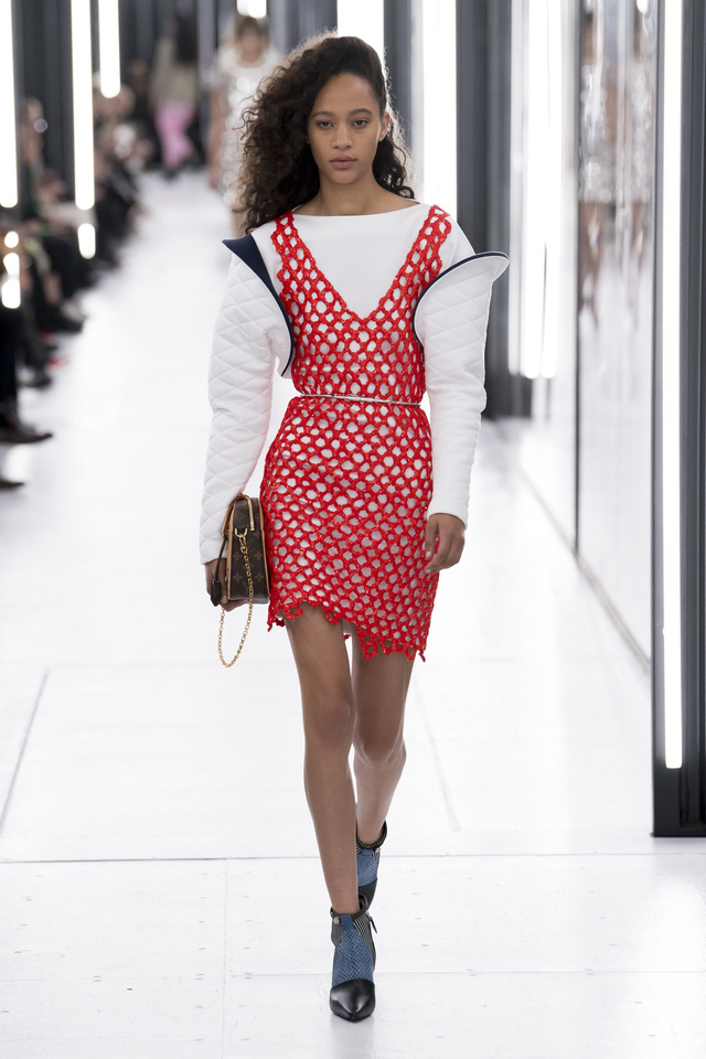BST Xuân – Hè 2019 của Louis Vuitton: cái nhìn tươi sáng về tương lai - Ảnh 10.
