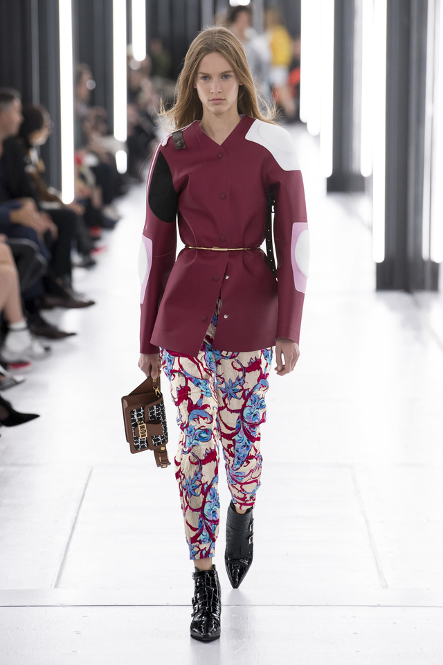 BST Xuân – Hè 2019 của Louis Vuitton: cái nhìn tươi sáng về tương lai - Ảnh 13.