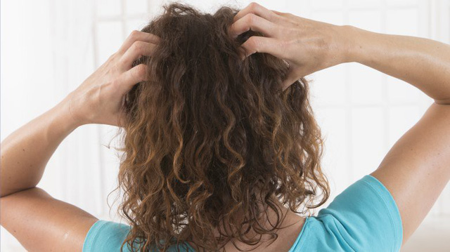 Vì sao bạn nên ngừng sử dụng dầu gội khô? - Ảnh 2.