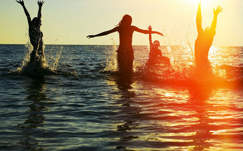 Sunrise Hội An Beach Resort hấp dẫn du khách bởi hệ thống phòng nghỉ đầy tiện nghi và hai bể bơi hướng biển Cù Lao Chàm.<br>