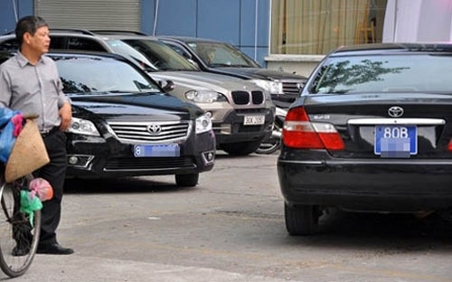Cán bộ có cấp bậc hàm thiếu tướng được sử dụng xe ô tô để đưa đón từ nơi
 ở đến nơi làm việc và đi công tác với giá mua tối đa 820 triệu đồng/một
 xe.<br>