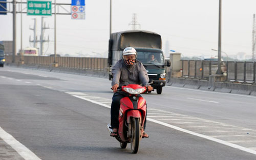 Tình trạng người điểu khiển môtô, xe máy đi vào đường cao tốc tại Hà Nội vẫn diễn ra khá nhiều.<br>