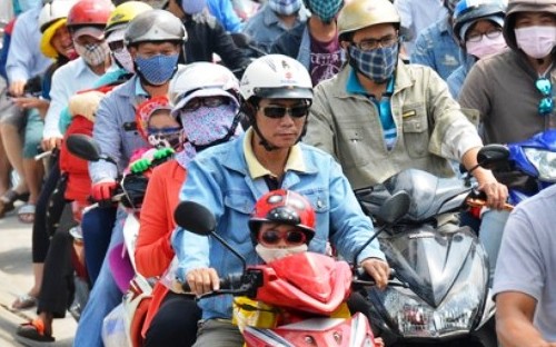 Sau hơn hai năm thực hiện chính sách thu phí sử dụng đường bộ theo đầu phương tiện đối với xe máy có thể thấy rõ công tác thu phí rất khó khăn, hiệu quả rất thấp.<br>