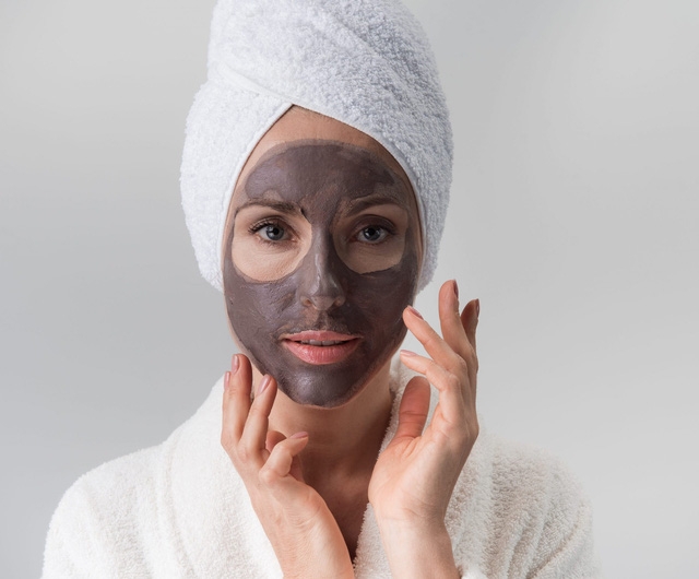 Mùa lễ hội phải trang điểm nhiều, đây là cách cấp cứu làn da - Ảnh 2.