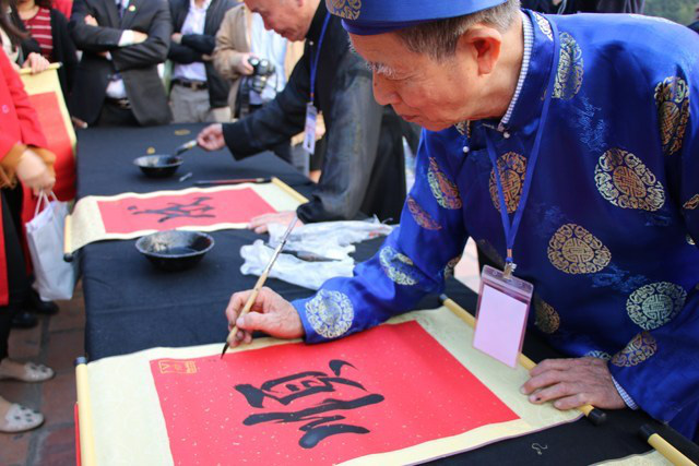 Xin chữ đầu Xuân: 52 ông đồ tham gia biểu diễn thư pháp - Ảnh 1.