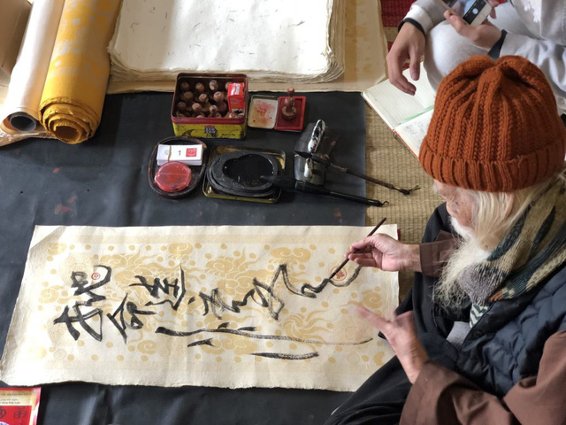 Xin chữ đầu Xuân: 52 ông đồ tham gia biểu diễn thư pháp - Ảnh 2.