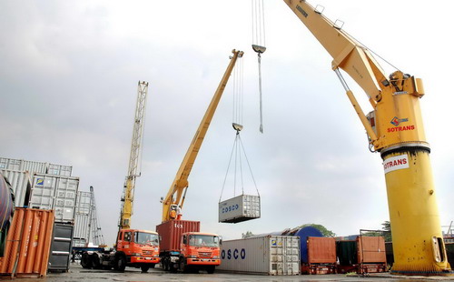 Tăng trưởng xuất khẩu của Việt Nam dù có giảm một chút trong năm 2015, nhưng vẫn cao hơn rất nhiều so với phần lớn các nước trong khu vực, với xuất khẩu điện thoại di động, hàng dệt may và da giầy tiếp tục tăng mạnh.<br>