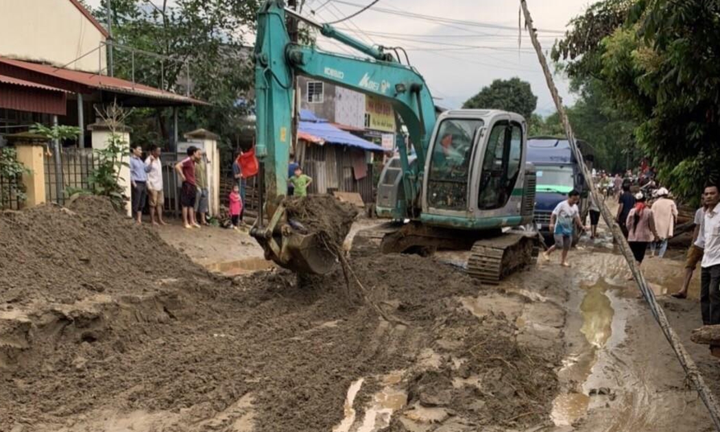 Lực lượng chức năng khắc phục hậu quả mưa lũ tại Văn Bàn, tỉnh Lào Cai - Ảnh: TTXVN