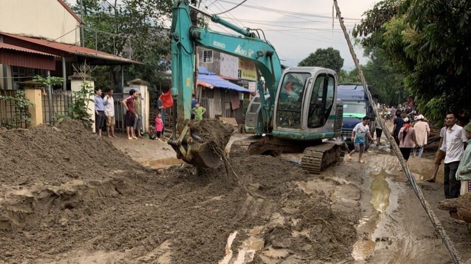 Lực lượng chức năng khắc phục hậu quả mưa lũ tại Văn Bàn, tỉnh Lào Cai - Ảnh: TTXVN