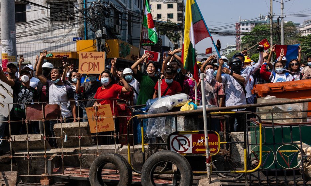 Biểu tình trên đường phố Myanmar - Ảnh: Getty/Bloomberg.