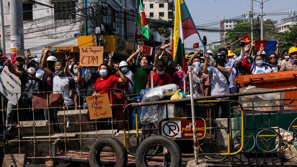 Biểu tình trên đường phố Myanmar - Ảnh: Getty/Bloomberg.