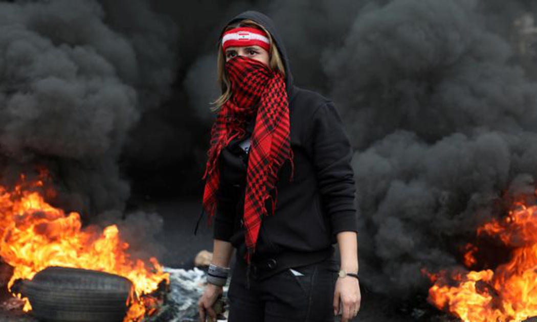 Một người biểu tình trên đường phố ở Beirut, Lebanon - Ảnh: Reuters.