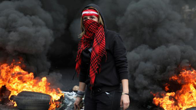 Một người biểu tình trên đường phố ở Beirut, Lebanon - Ảnh: Reuters.