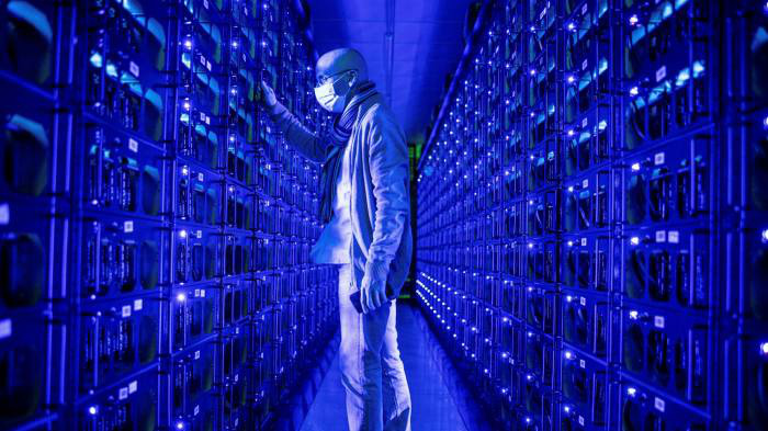 Bên trong một mỏ đào Bitcoin ở Trung Quốc - Ảnh: FT.