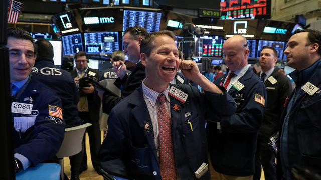 Các nhà giao dịch cổ phiếu trên sàn NYSE ở New York, Mỹ - Ảnh: Reuters.