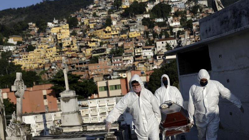 Tại Brazil, Covid đang vượt khỏi tầm kiểm soát - Ảnh: Reuters.