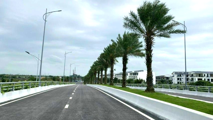 Cầu Hải Long ấn tượng với hệ thống cảnh quan xanh.