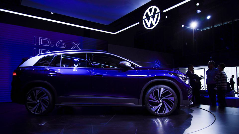 Một mẫu xe điện của Volkswagen trưng bài tại Triển lãm Ô tô Thượng Hải ngày 18/4  - Ảnh: Reuters.