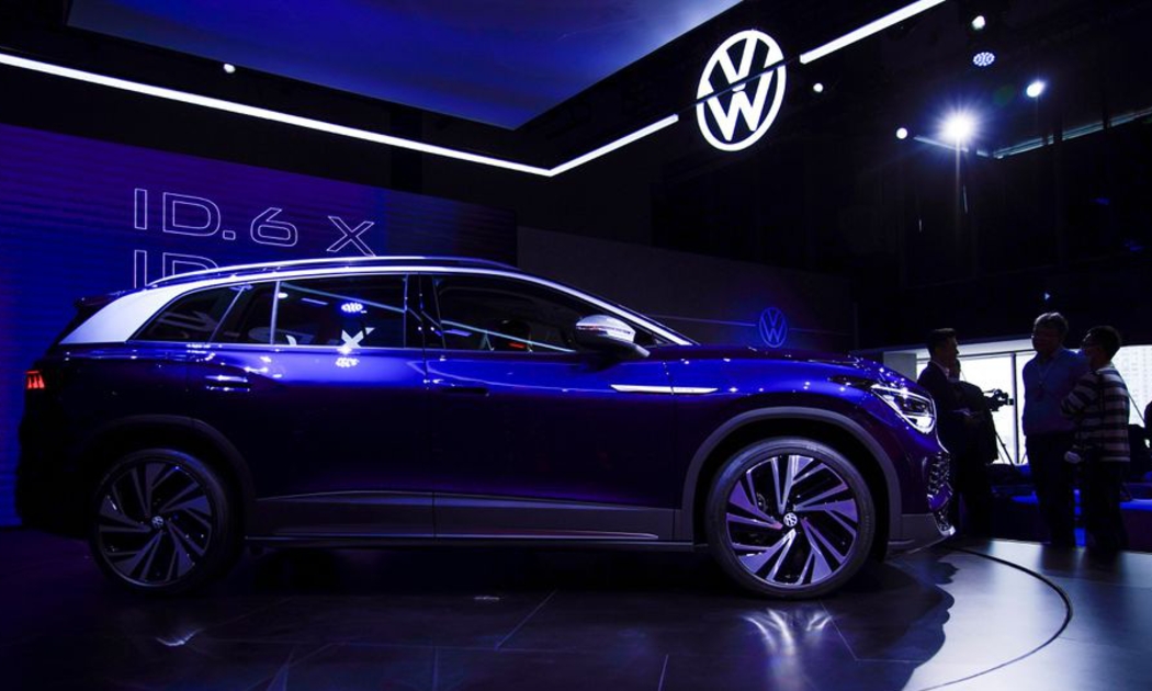 Một mẫu xe điện của Volkswagen trưng bài tại Triển lãm Ô tô Thượng Hải ngày 18/4  - Ảnh: Reuters.