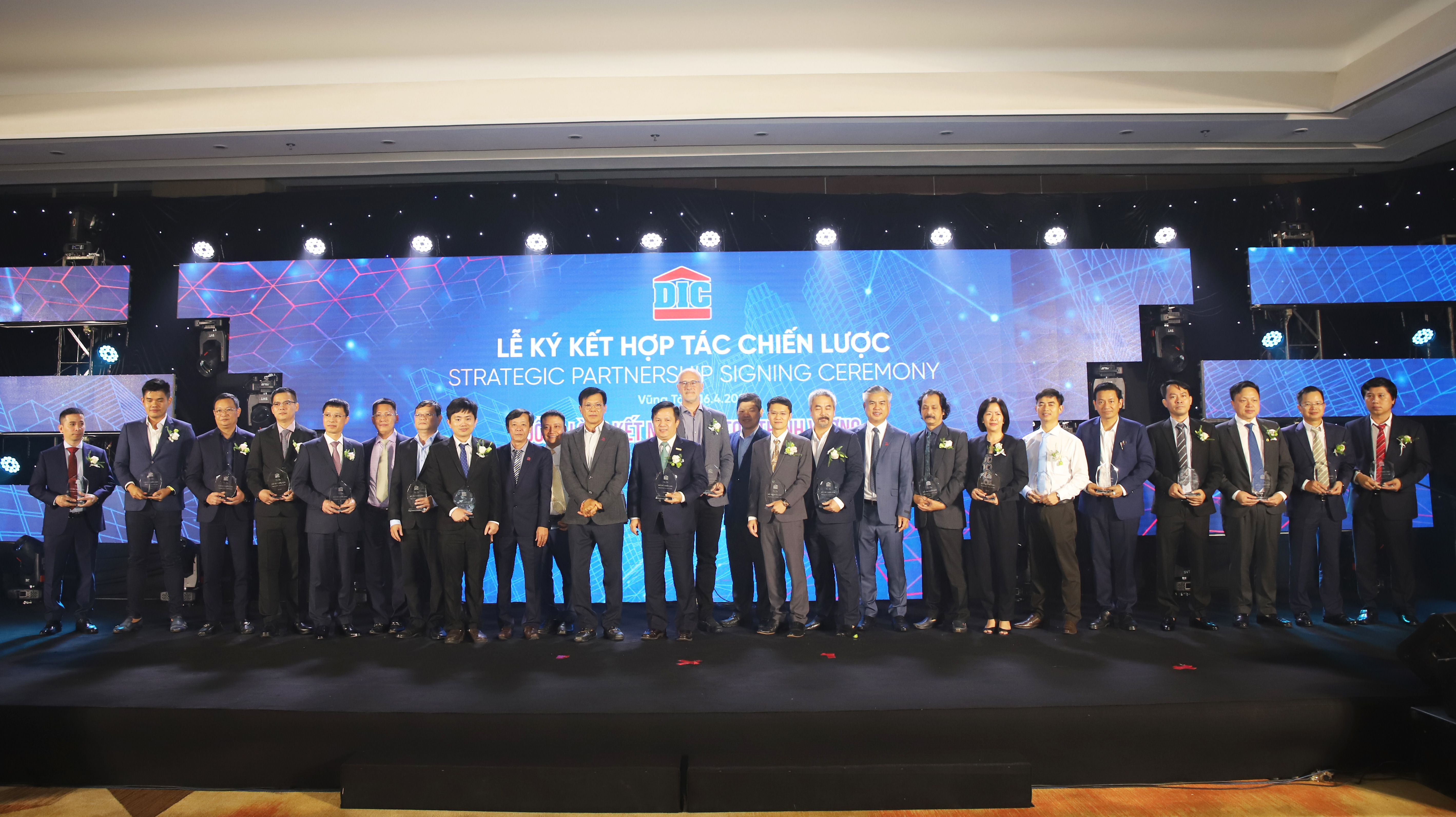Toàn cảnh lễ ký kết hợp tác chiến lược toàn diện giữa Tập đoàn DIC và 20 đối tác.