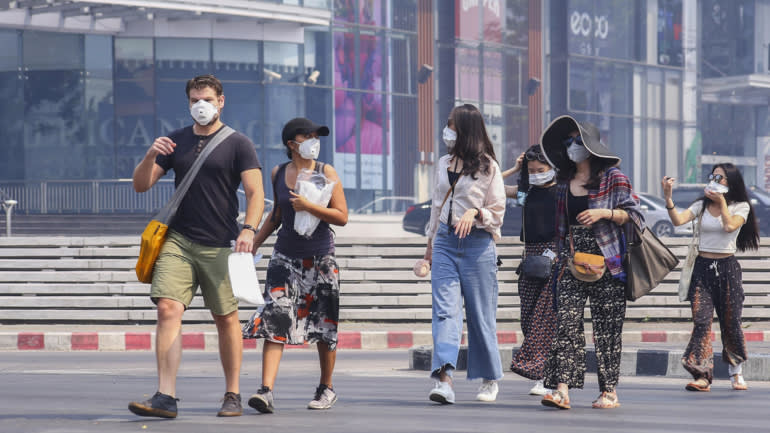 Khách du lịch đeo khẩu trang ở Chiang Mai, Thái Lan vào tháng 4/2019. Trong ít nhất 15 năm qua, khu vực này ghi nhận nhiều ngày có chỉ số PM2.5 cao nhất thế giới - Ảnh: AP