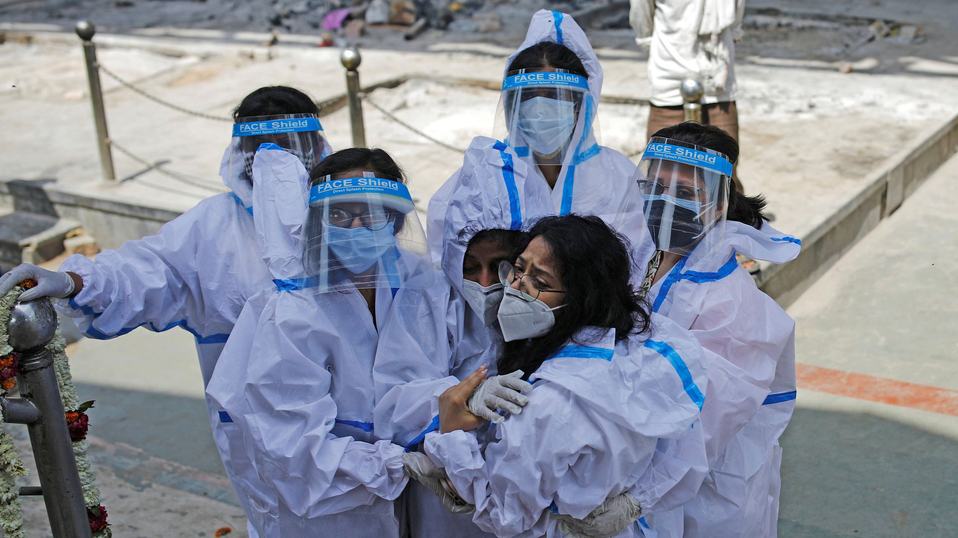 Người thân tại lễ hoả thiêu một bệnh nhân tử vong vì Covid, ở New Delhi hôm 21/4 - Ảnh: Reuters.