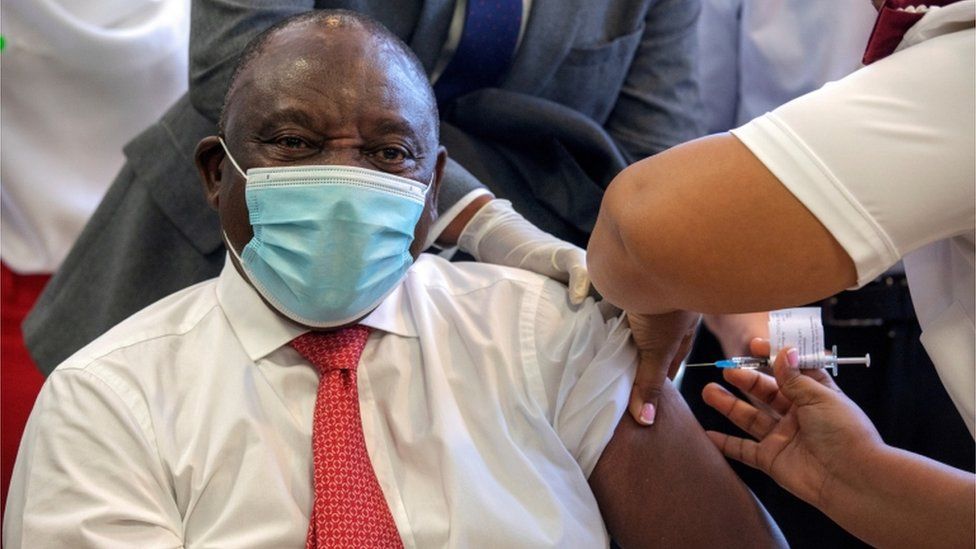 Tổng thống Nam Phi Cyril Ramaphosa tiêm vaccine Johnson & Johnson tại một bệnh viện ở Cape Town - Ảnh: Reuters
