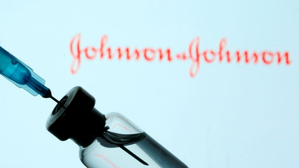 Vaccine của Johnson & Johnson chỉ cần tiêm một liều và có thể được bảo quản ở nhiệt độ tủ lạnh thông thường - Ảnh: Reuters