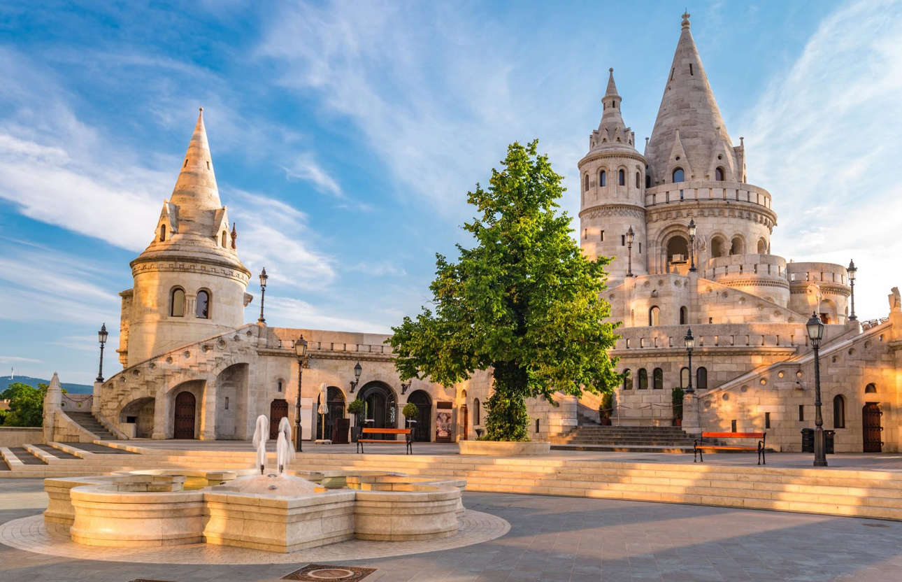 2. Hungary (9%): Năm 2017, Hungary giảm thuế doanh nghiệp từ 19% xuống chỉ c&ograve;n 9% v&agrave; hiện l&agrave; quốc gia c&oacute; thuế doanh nghiệp thấp nhất trong Li&ecirc;n minh ch&acirc;u &Acirc;u (EU). Động th&aacute;i n&agrave;y nằm trong chiến lược thu h&uacute;t vốn đầu tư nước ngo&agrave;i của Thủ tướng Viktor Orb&aacute;n.