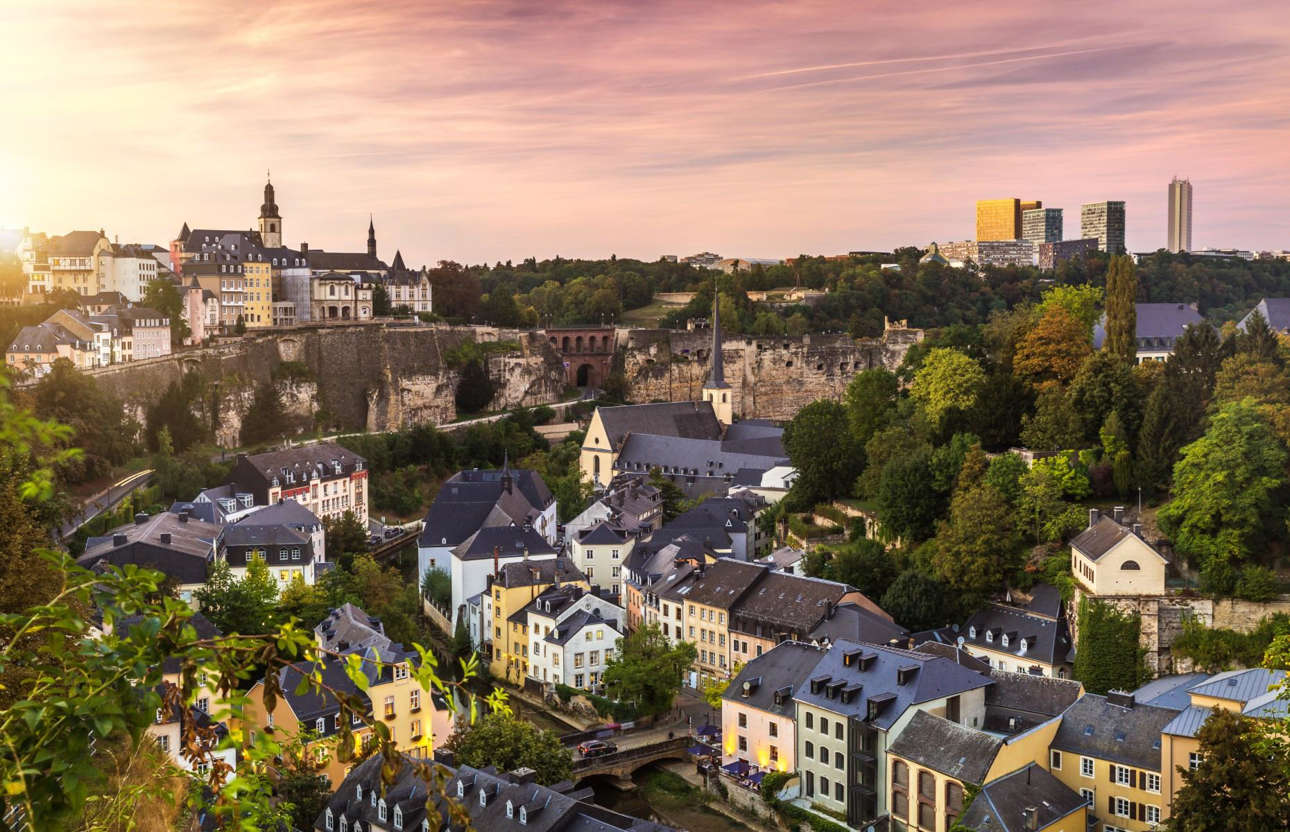5. Luxembourg (17%): Luxembourg thu thuế doanh nghiệp ở mức 17%. Tuy nhi&ecirc;n, c&aacute;c c&ocirc;ng ty c&oacute; trụ sở tại Luxembourg phải chịu th&ecirc;m 7% thuế đo&agrave;n kết cộng đồng v&agrave; thuế kinh doanh th&agrave;nh phố 6,75%. Điều n&agrave;y c&oacute; nghĩa l&agrave; doanh nghiệp ở Luxembourg c&oacute; thể phải nộp thuế l&ecirc;n tới 24,94%.