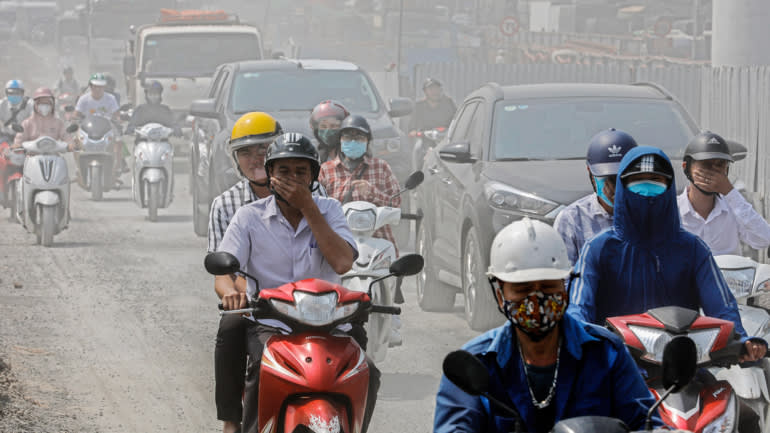 Người đi xe m&aacute;y ở H&agrave; Nội, Việt Nam v&agrave;o năm 2019. Trong một cuộc khảo s&aacute;t gần đ&acirc;y, 79% người Việt Nam được hỏi cho rằng &ocirc; nhiễm kh&ocirc;ng kh&iacute; l&agrave; mối quan t&acirc;m về m&ocirc;i trường lớn nhất của họ - Ảnh: EPA