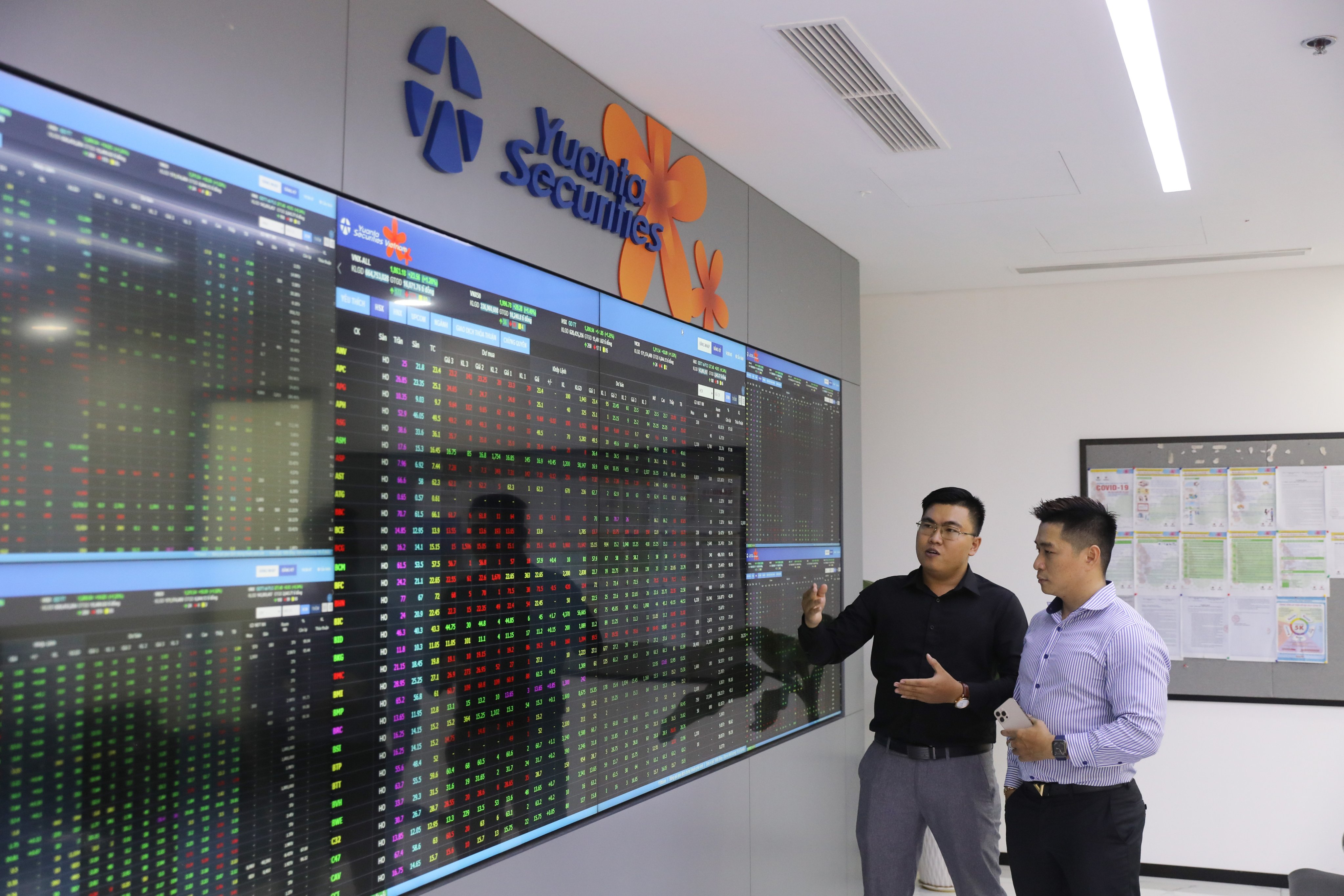 Chứng khoán Yuanta Việt Nam với sứ mệnh “cùng tạo lập thịnh vượng” không ngừng mang đến những sản phẩm và dịch vụ chuyên nghiệp.