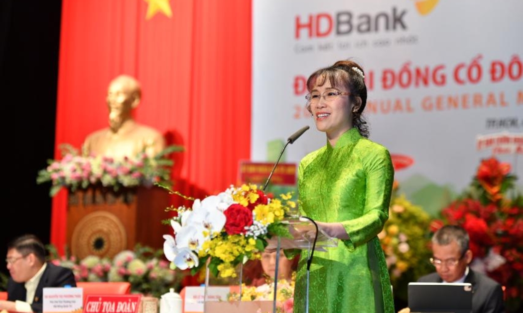 Bà Nguyễn Thị Phương Thảo - Phó Chủ tịch thường trực Hội đồng Quản trị trình bày phương án phân phối lợi nhuận, kế hoạch chia cổ tức năm 2020 và phương án tăng vốn điều lệ năm 2021.