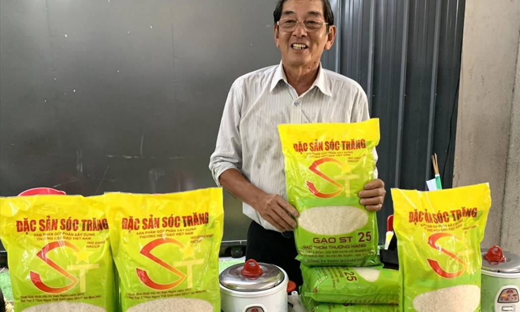 Ông Hồ Quang Cua bên thương hiệu gạo ST25