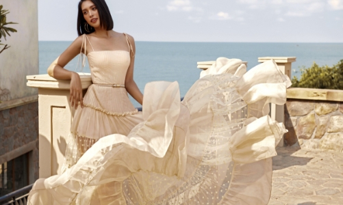 Gợi ý những trang phục chào hè với Hoa hậu Tiểu Vy