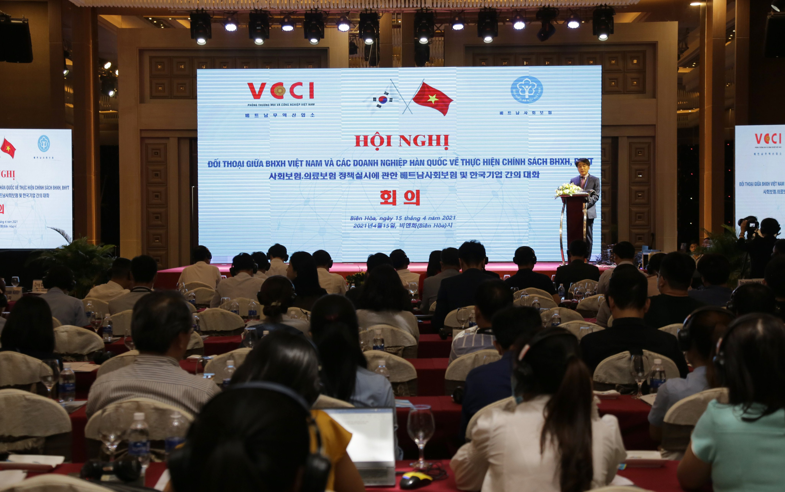 Hội nghị đối thoại với doanh nghiệp Hàn Quốc chiều 15/4.