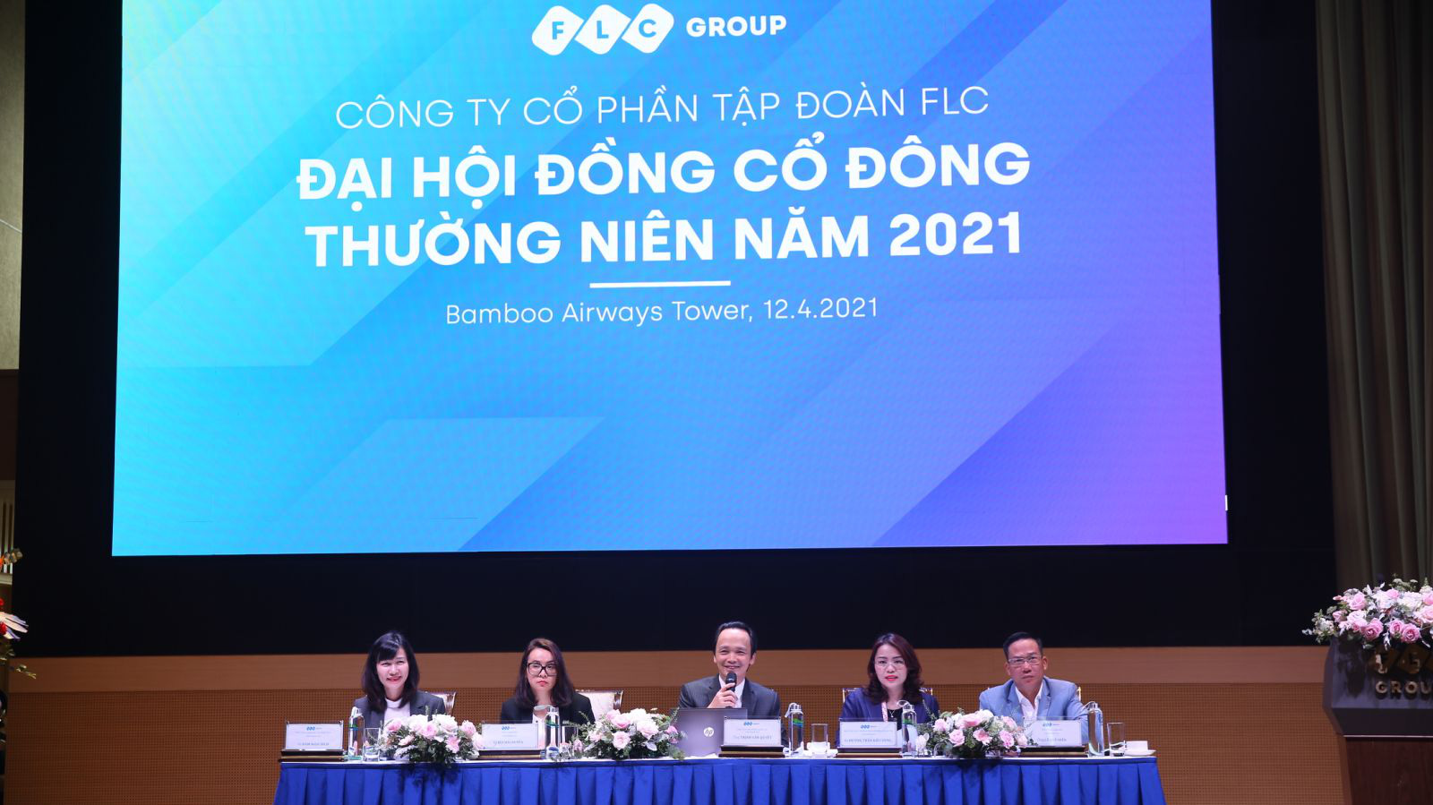 FLC sẽ phát hành voucher, combo cũng như các sản phẩm nghỉ dưỡng đặc biệt giúp các cổ đông tận hưởng hệ sinh thái dịch vụ bay - nghỉ dưỡng - golf 5 sao của Tập đoàn.