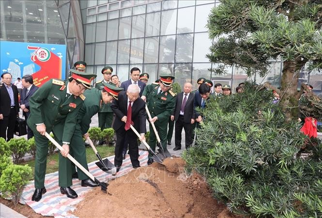 Tổng Bí thư Nguyễn Phú Trọng trồng cây lưu niệm tại Bệnh viện.