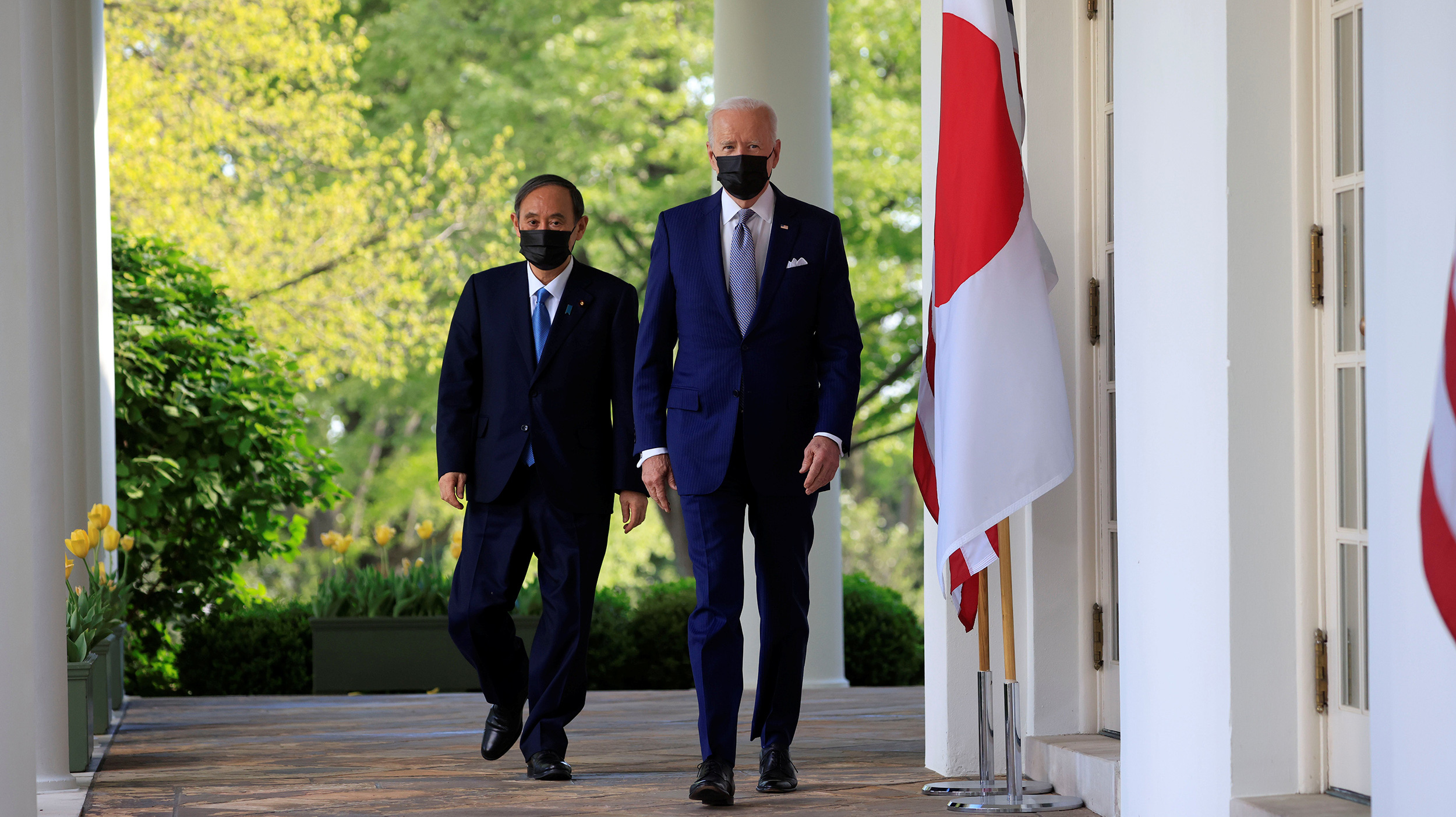 Thủ tướng Nhật Bản Yoshihide Suga (trái) và Tổng thống Mỹ Joe Biden trên đường tới họp báo tại Nhà Trắng sau cuộc gặp thượng đỉnh ngày 16/4 - Ảnh: Kyodo