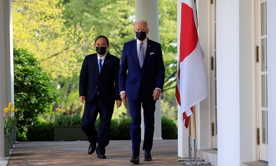 Thủ tướng Nhật Bản Yoshihide Suga (trái) và Tổng thống Mỹ Joe Biden trên đường tới họp báo tại Nhà Trắng sau cuộc gặp thượng đỉnh ngày 16/4 - Ảnh: Kyodo