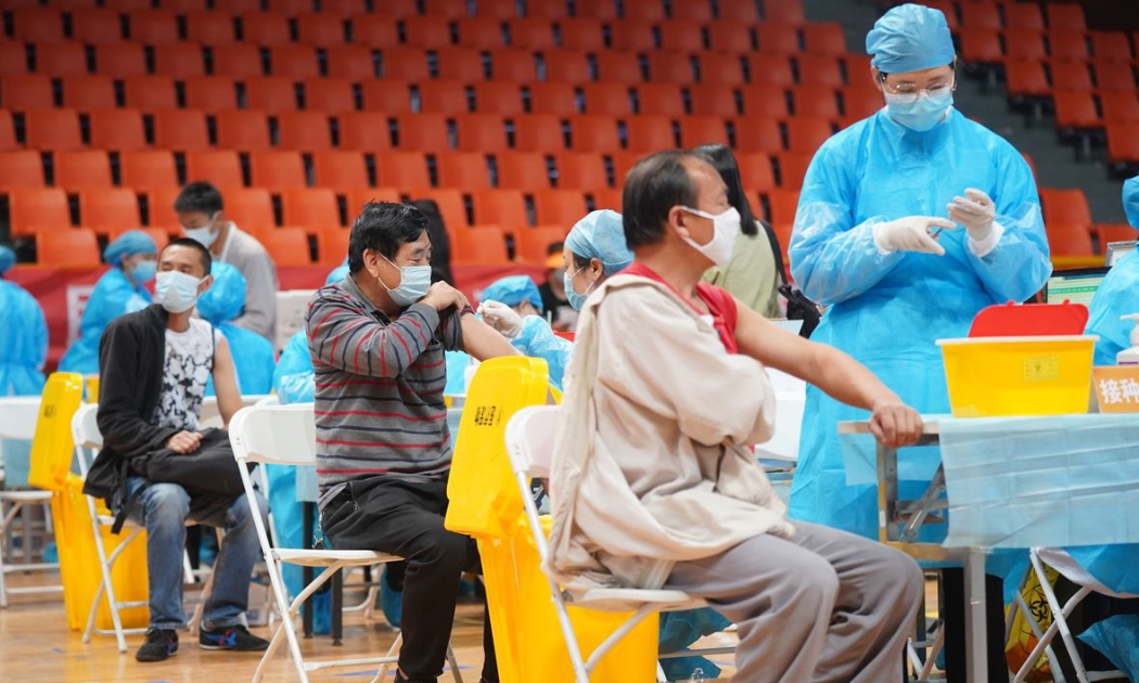 Một điểm tiêm phòng vaccine Covid-19 ở Côn Minh, tỉnh Vân Nam, Trung Quốc - Ảnh: TPG