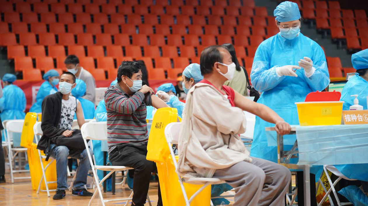 Một điểm tiêm phòng vaccine Covid-19 ở Côn Minh, tỉnh Vân Nam, Trung Quốc - Ảnh: TPG