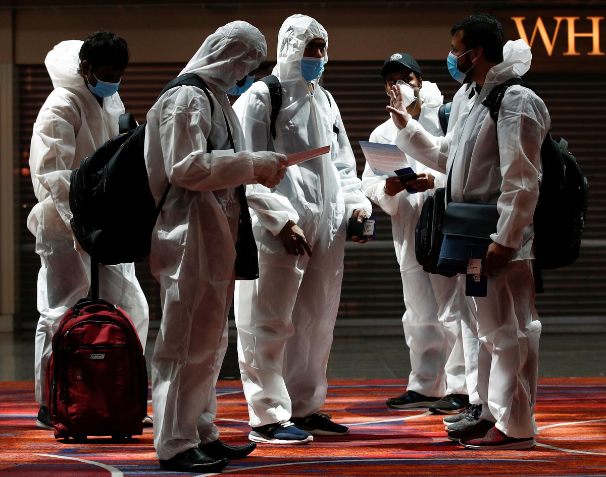 Người lao động Ấn Độ tại sân bay Changi, Singapore chuẩn bị lên máy bay về nhà ngày 12/6/202 - Ảnh: Reuters